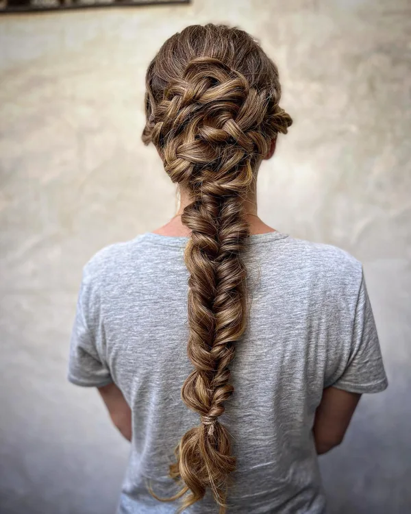 Trenza larga con volumen y acabado elaborado
