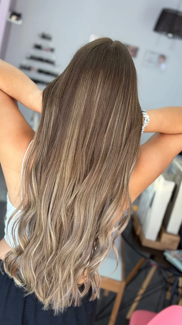 Melena larga con balayage y ondas, vista de espaldas